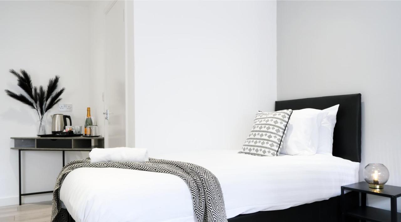 The Kop End Hotel By Serviced Living Liverpool Bagian luar foto