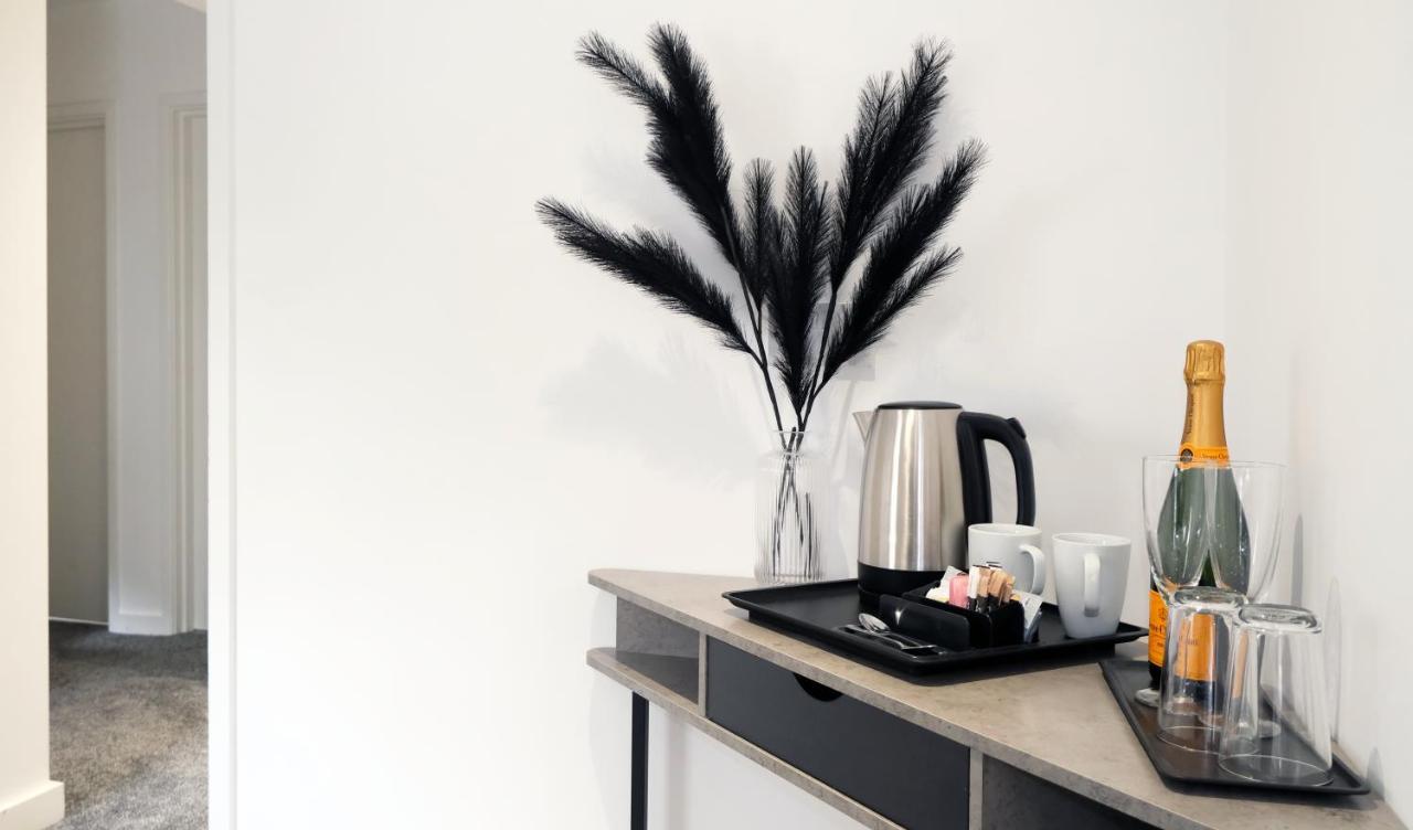 The Kop End Hotel By Serviced Living Liverpool Bagian luar foto